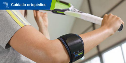 Primer plano de una persona que lleva una codera levantando la raqueta en el aire  Primer plano de una persona que lleva una codera levantando la raqueta en el aire